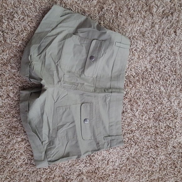 Cargo style shorts - Picture 3 of 3